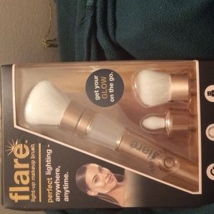 Flare light up makeup brush